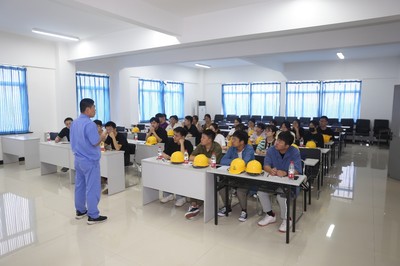 新能源科学与工程专业学生前往北京华源泰盟节能设备保定工厂开展专业生产实习